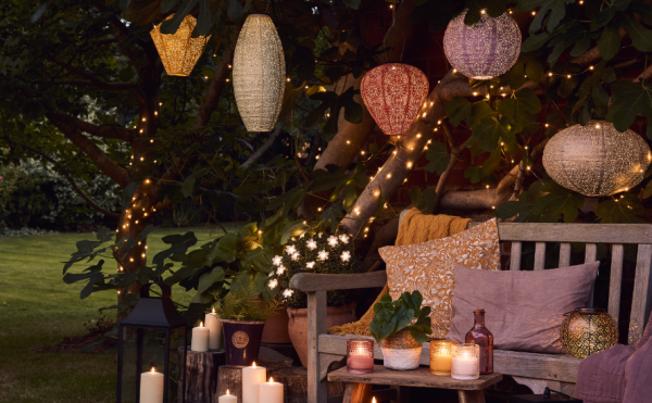 Taman romantis dengan hiasan lampu taman yang lembut